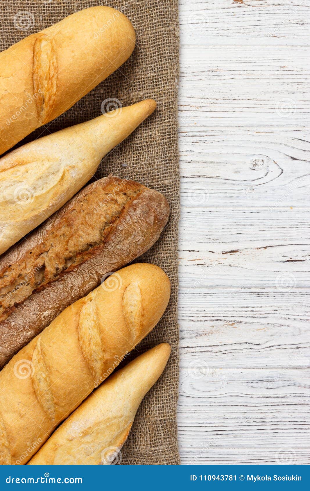1067x1690  Различные типы багет на деревянном фоне изображение - изображение свежести, продукты: 110943781