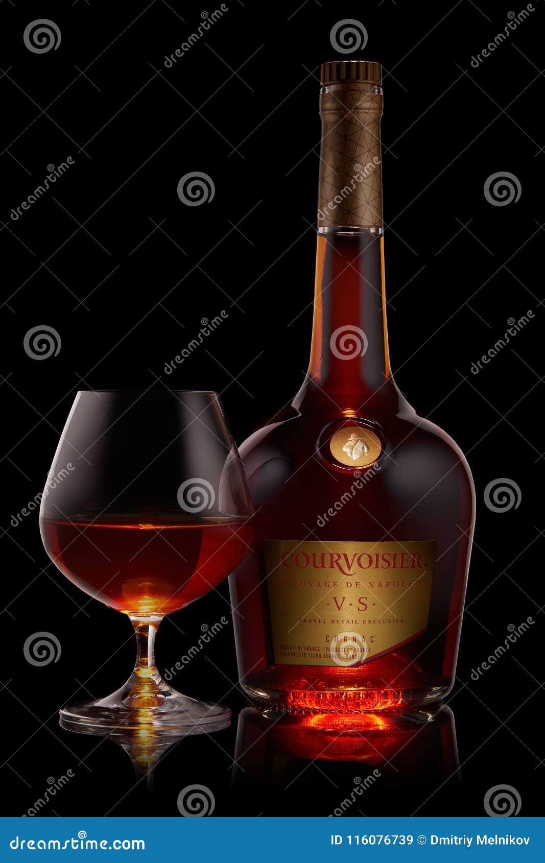1067x1690  Сент -Петербург, Россия - май 2018 года - Коньяк Курвуазиер. Редакционное изображение - изображение черного, освещение: 116076739