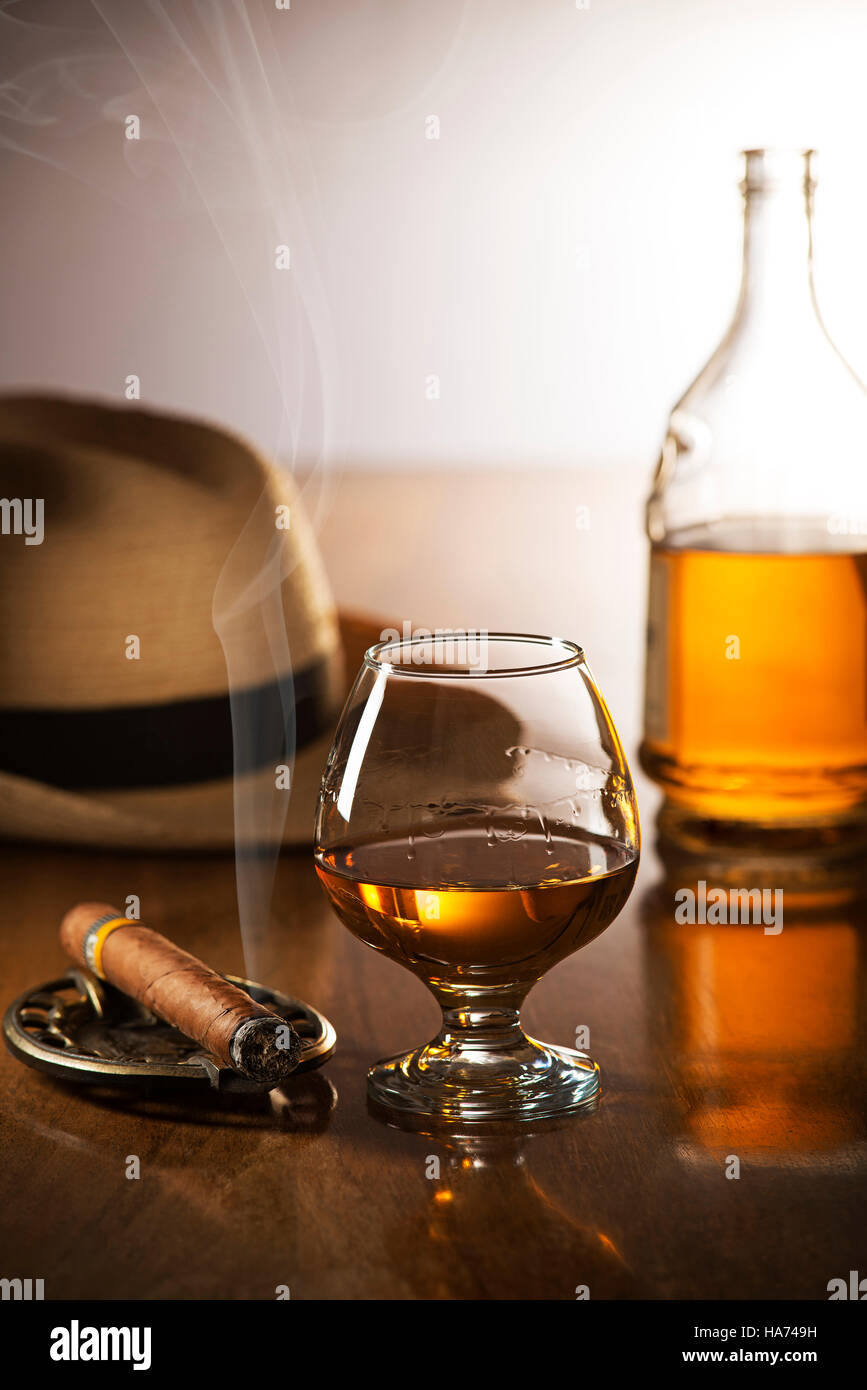 867x1390  Виски, коньяк, бренди и сигара на деревянном фоне Stock Photo - Alamy