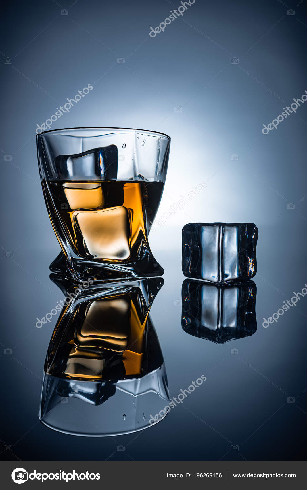 1068x1700  Стеклянная коньяк кубики кубики темно -серый фоновый фон Stock Photo by © vadimvasenin 196269156