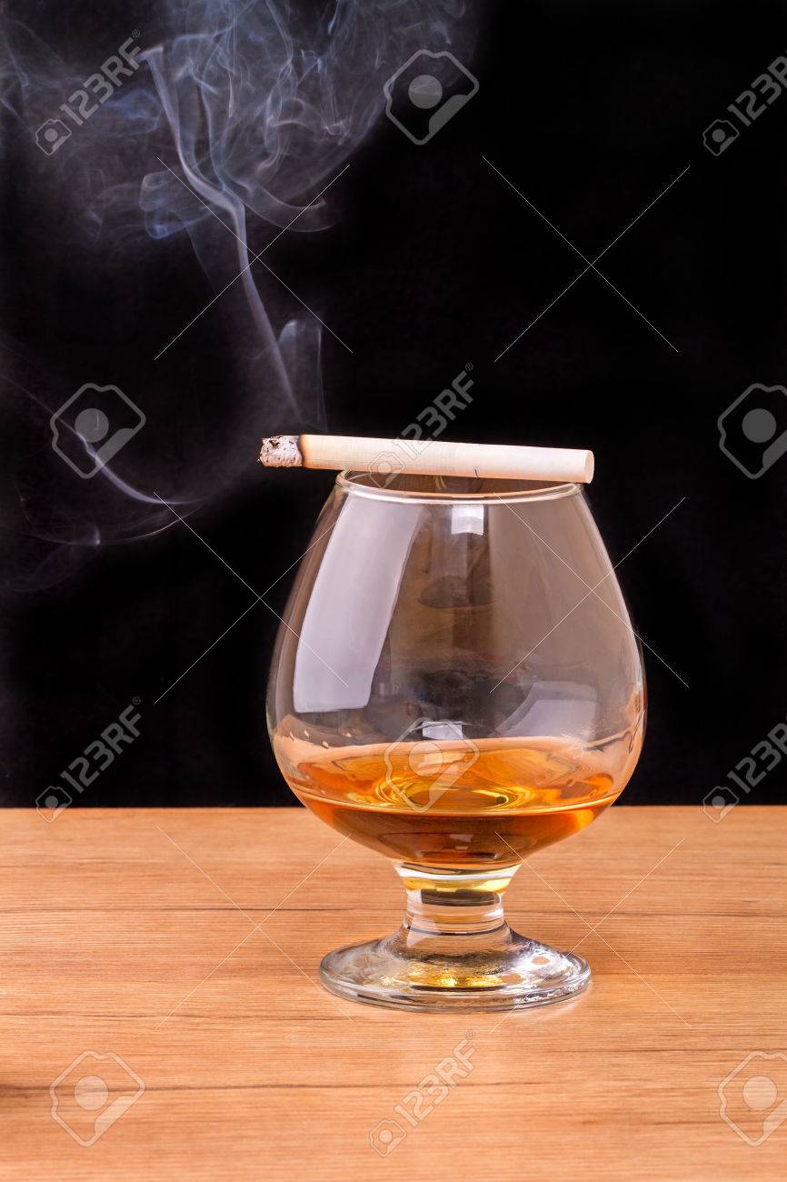 866x1300  Стекло коньяка (бренди) и курить сигарету, изолированную на черном фоне. Изображение 51356939.