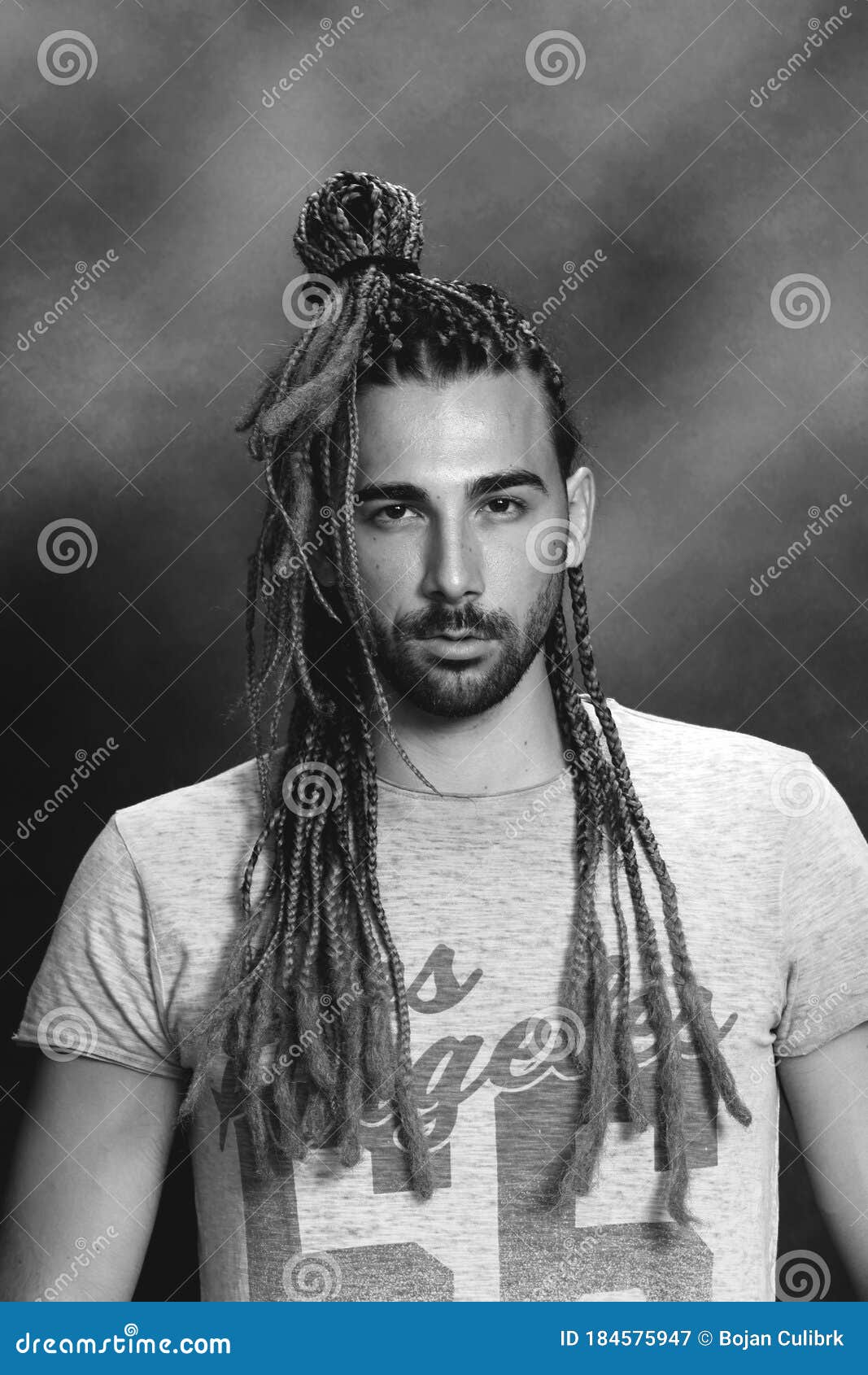 1067x1690  Привлекательная блондинка мужская модель с комбинацией косичек и дреда, позирующих в студии на изолированном фоне. Стоковое изображение - изображение фона, дреды: 184575947