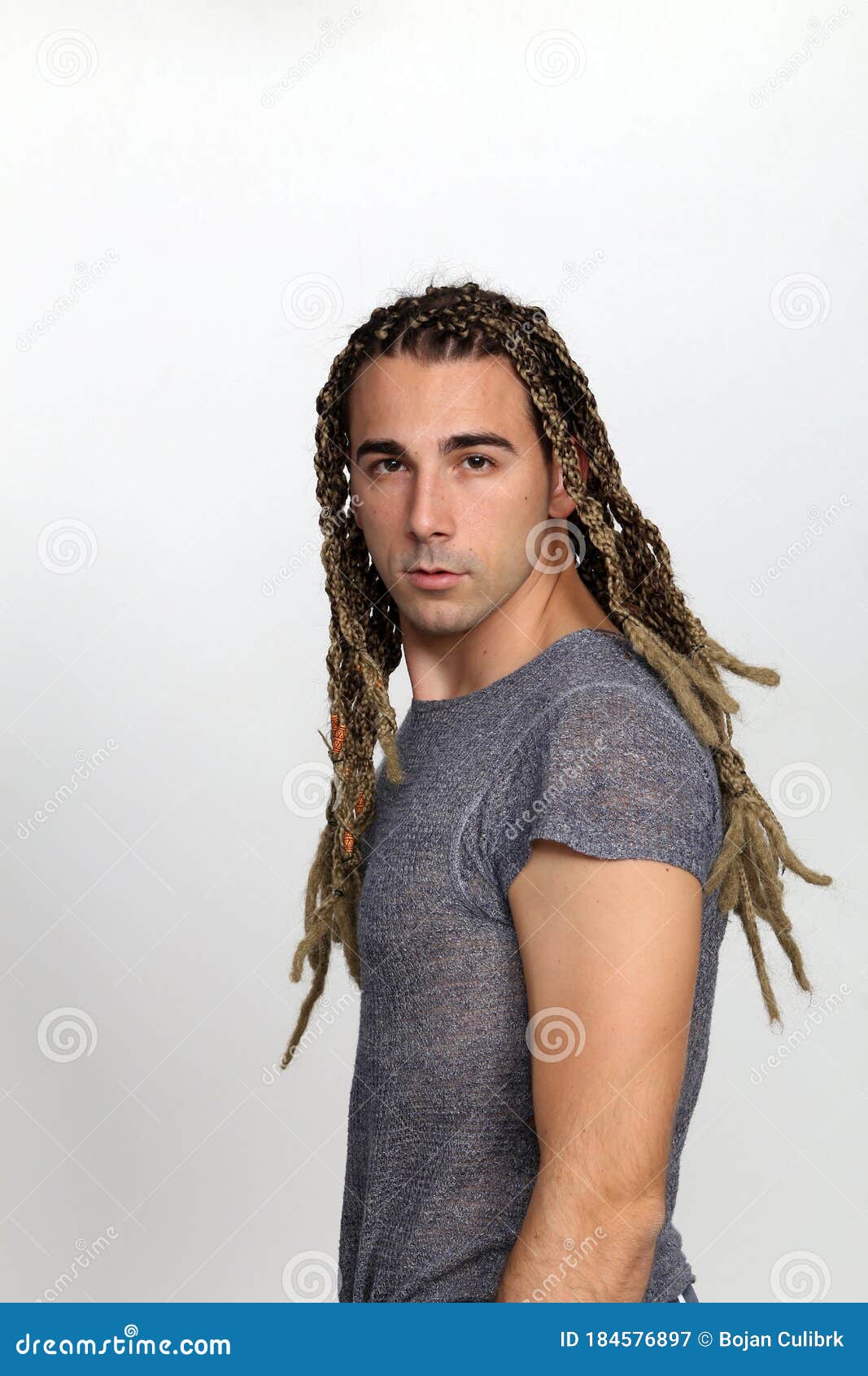1067x1690  Привлекательная блондинка мужская модель с комбинацией косичек и дреда, позирующих в студии на изолированном фоне. Стоковое изображение - изображение хиппи, изолированное: 184576897
