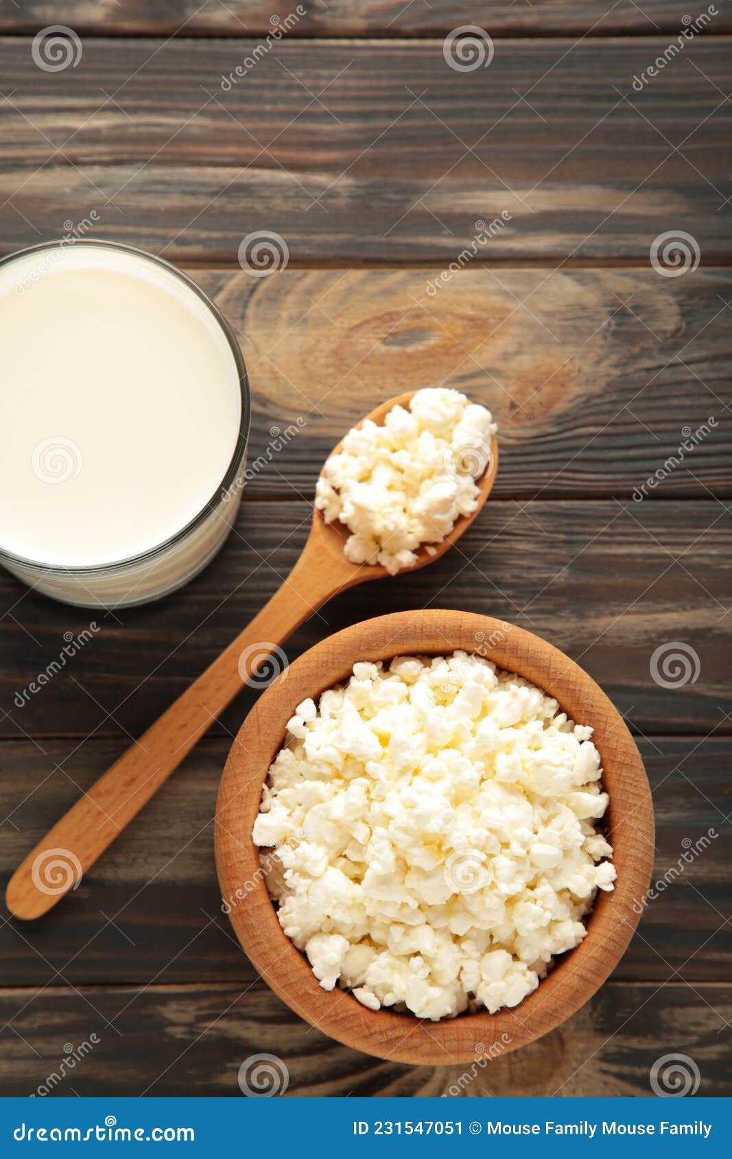 1067x1690  КОТТАЖНЫЙ СЕР С ДЕРЕВОМ МОЛОКИ В ДЕРЕВЯННОЙ МАТЧА на коричневом фоне. Вертикальное фото стоковое изображение - изображение коттеджа, горизонтальное: 231547051