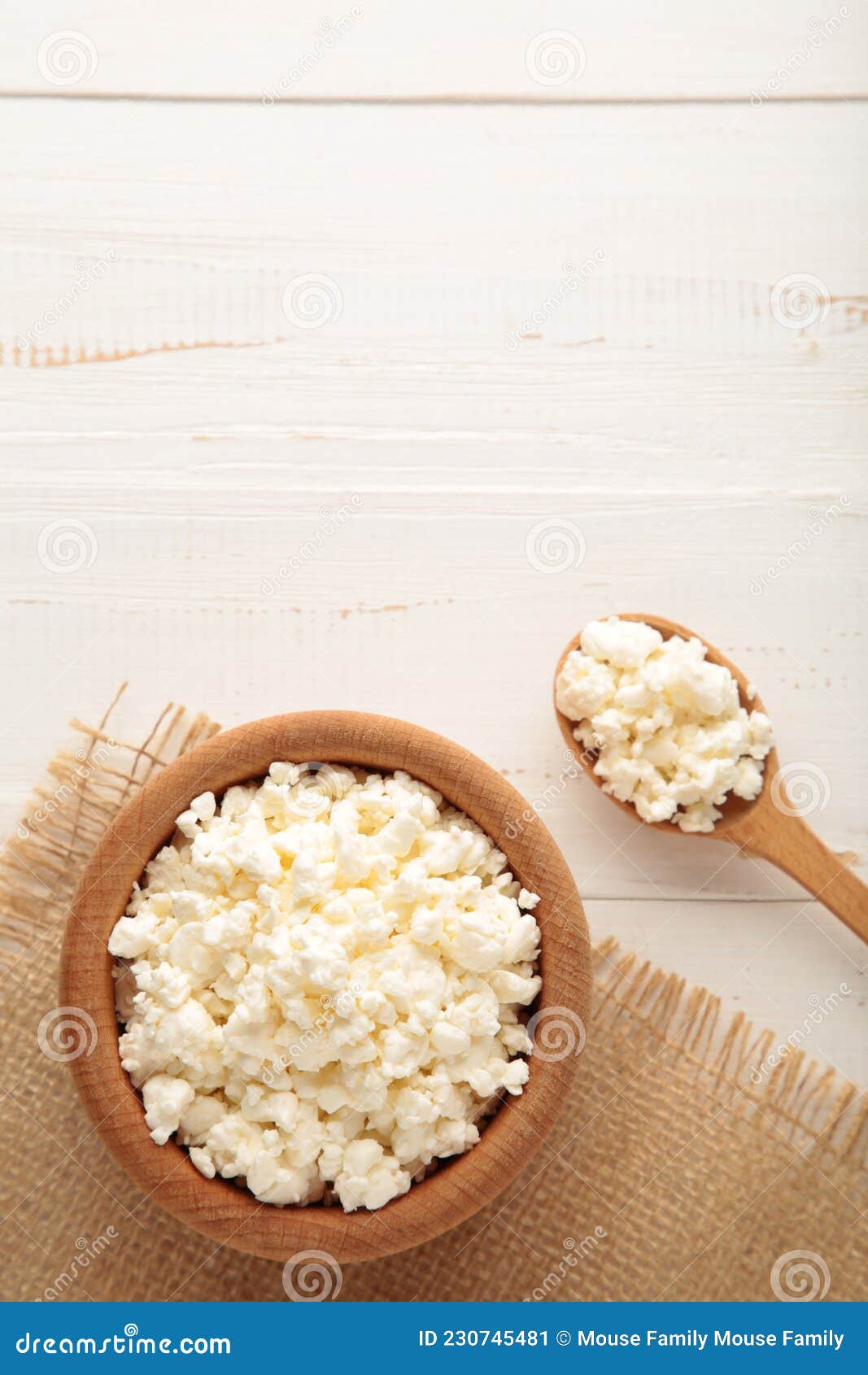 1067x1690  Провоточный сыр на завтрак в деревянной миске на белом фоне. Вертикальное фото Stock Image - изображение обеда, молочная продукция: 230745481