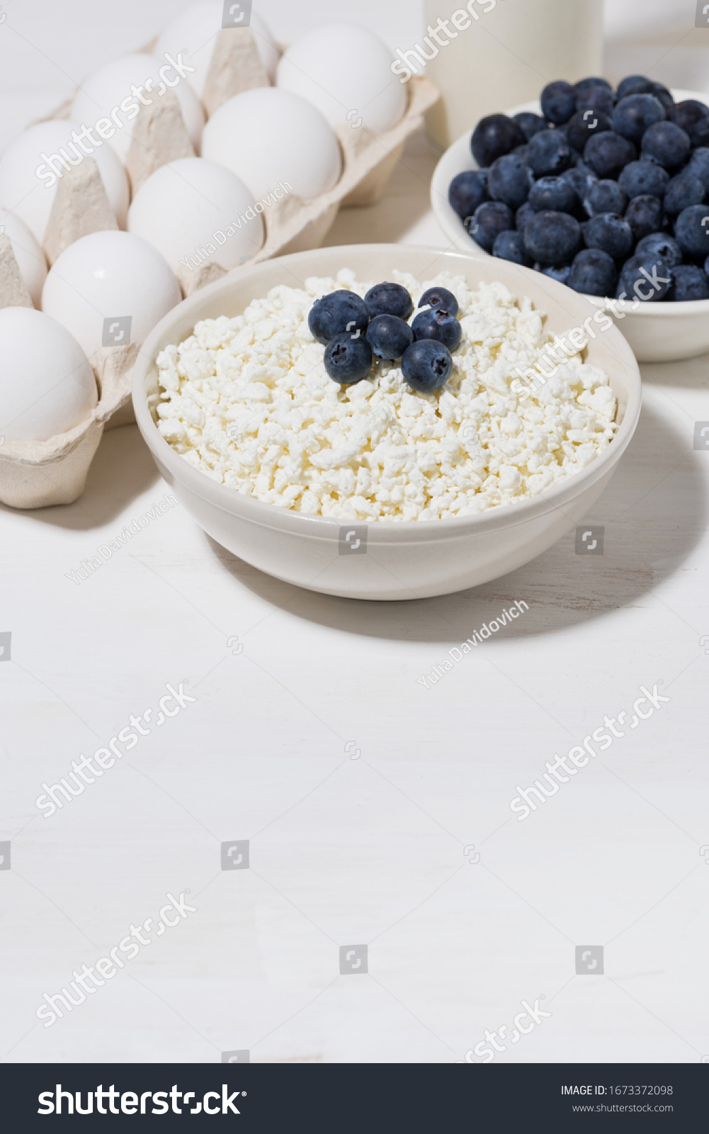 1001x1600  Свежие фермерские товары. Коттеджское молоко stock photo 1673372098 | Shutterstock