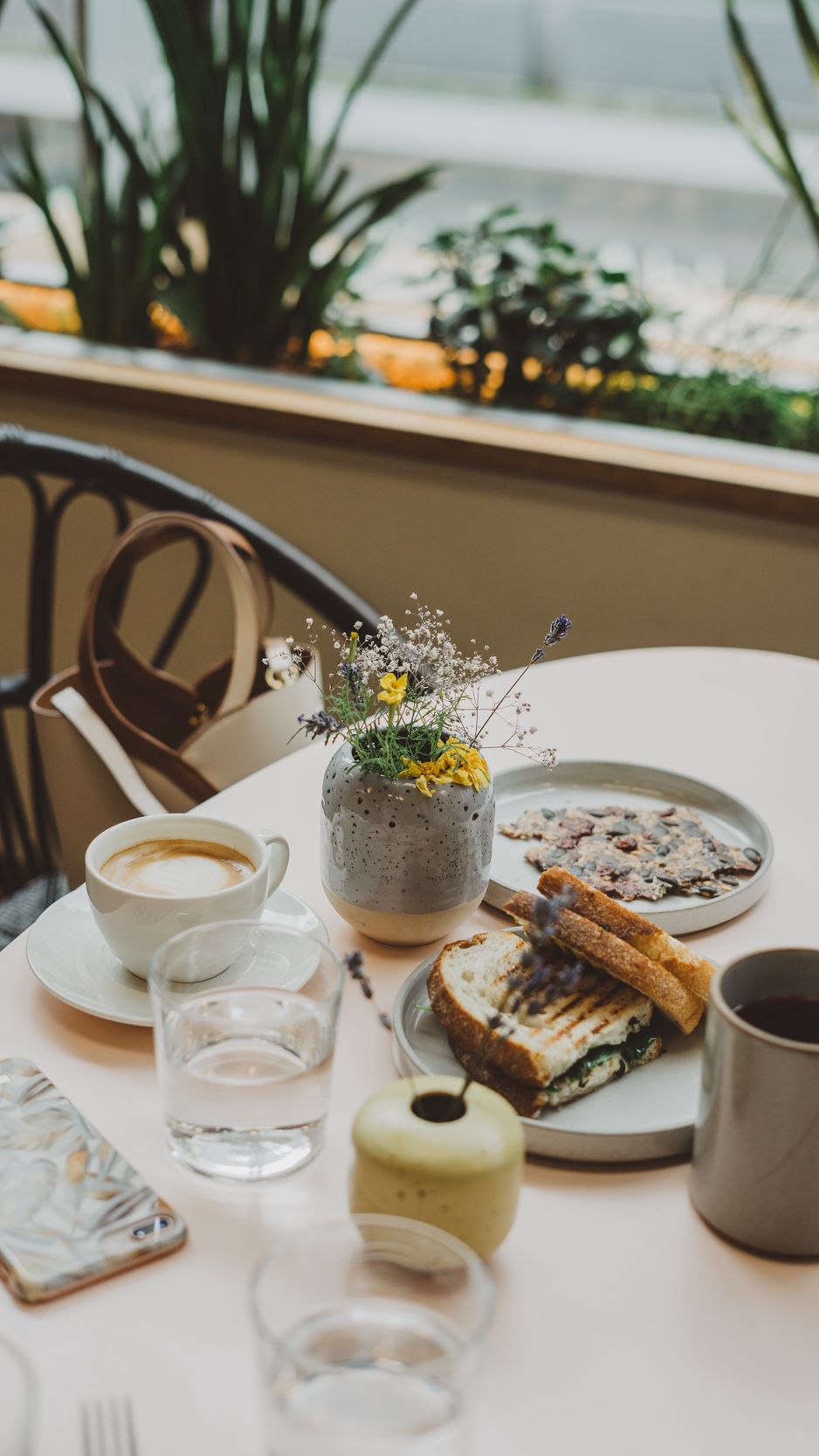 938x1668  Скачать обои 938x1668 Завтрак, кофе, тосты, стол, блюда iPhone 8/7/6S/6 для Parallax HD фоновой