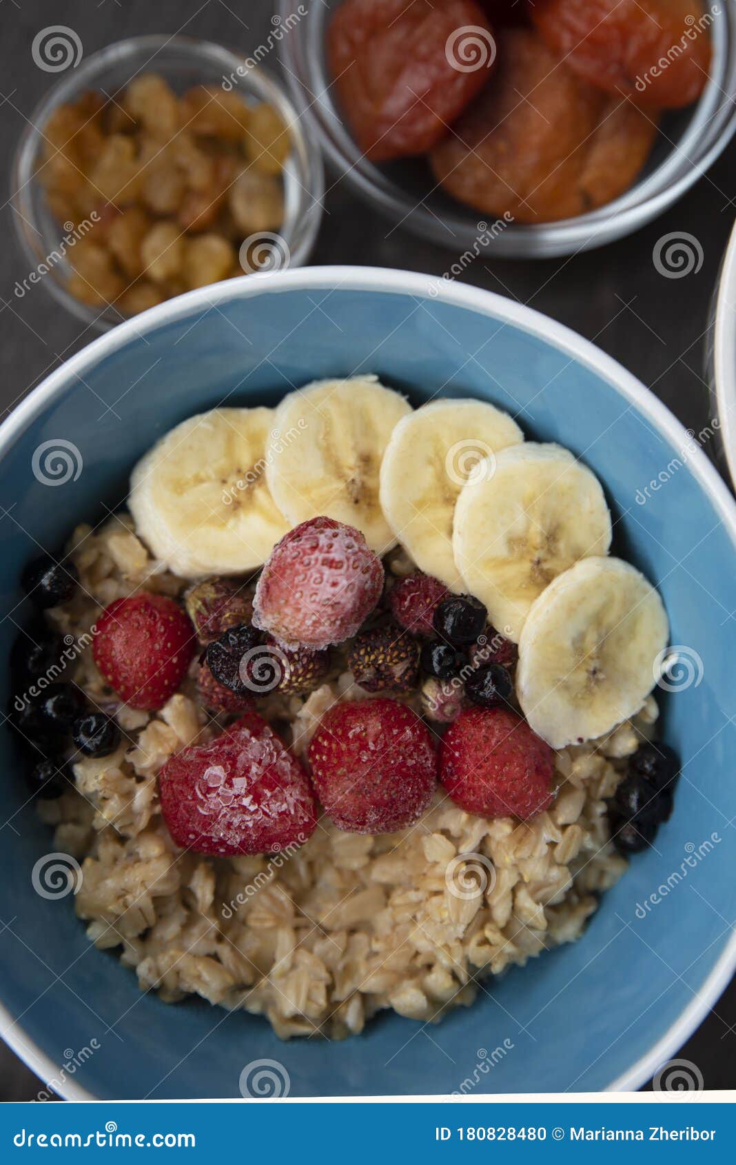 1068x1690  Утренний завтрак каша с фруктами в ярких тарелках на деревянном фоне. Сток -фото - изображение еды, завтрак: 180828480