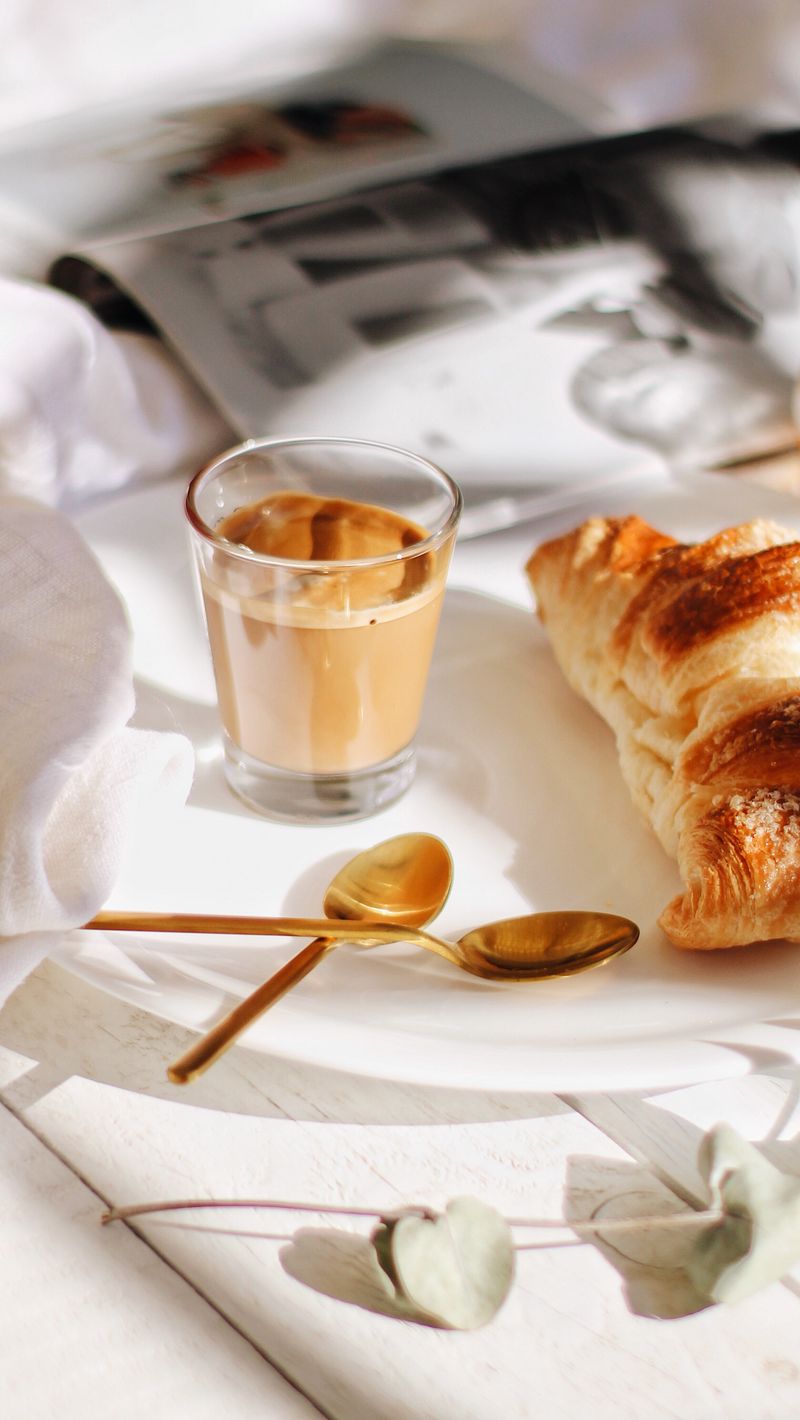 800x1420  Скачать обои 800x1420 Завтрак, стекло, кофе, круассант iPhone SE/5S/5C/5 для Parallax HD фон