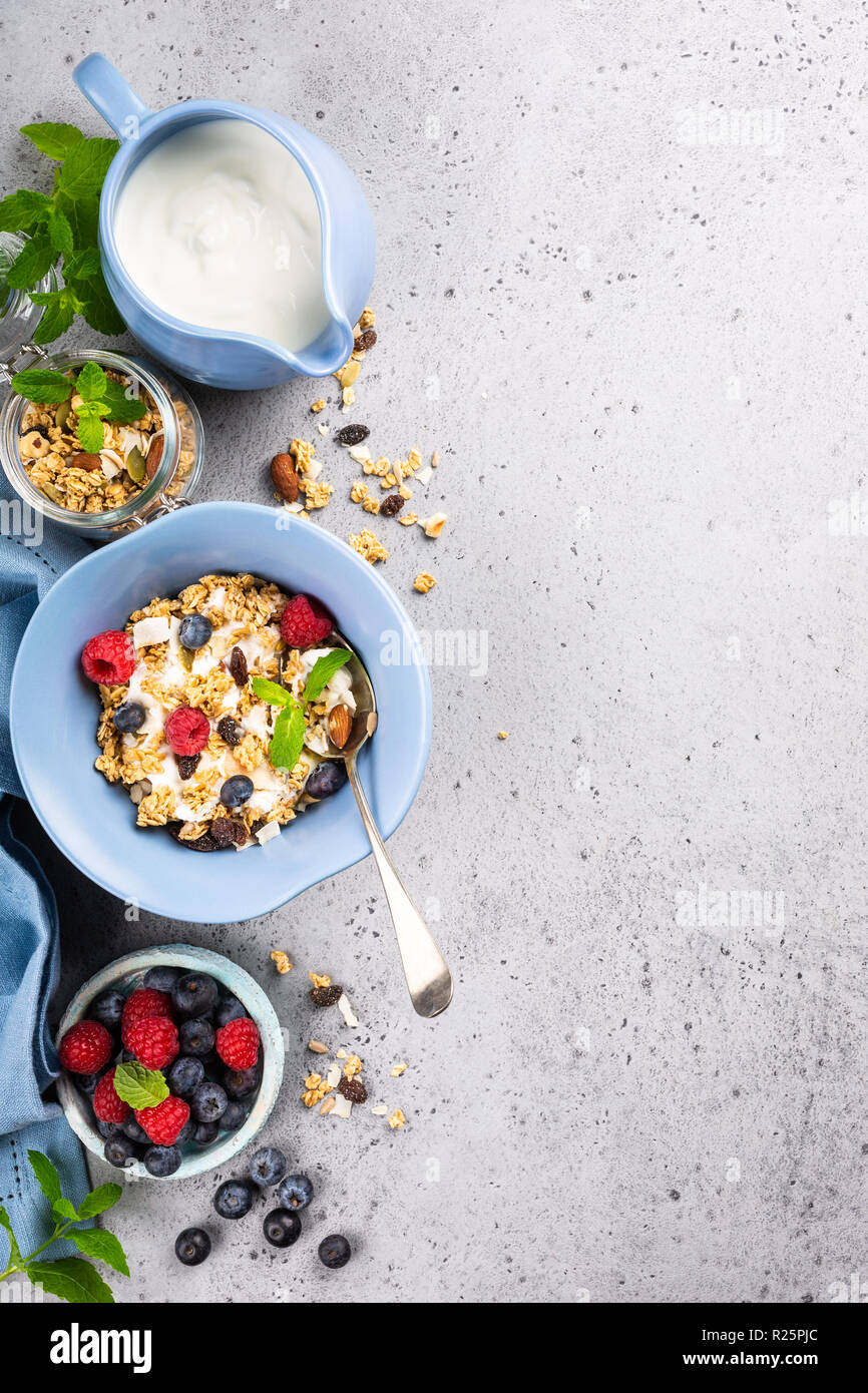 866x1390  Здоровая пищевая фон с домашней овсяной мюсли или мюсли с йогуртом и свежими ягодами для здорового утреннего завтрака, вид на топ, копирование места Stock Photo - Alamy