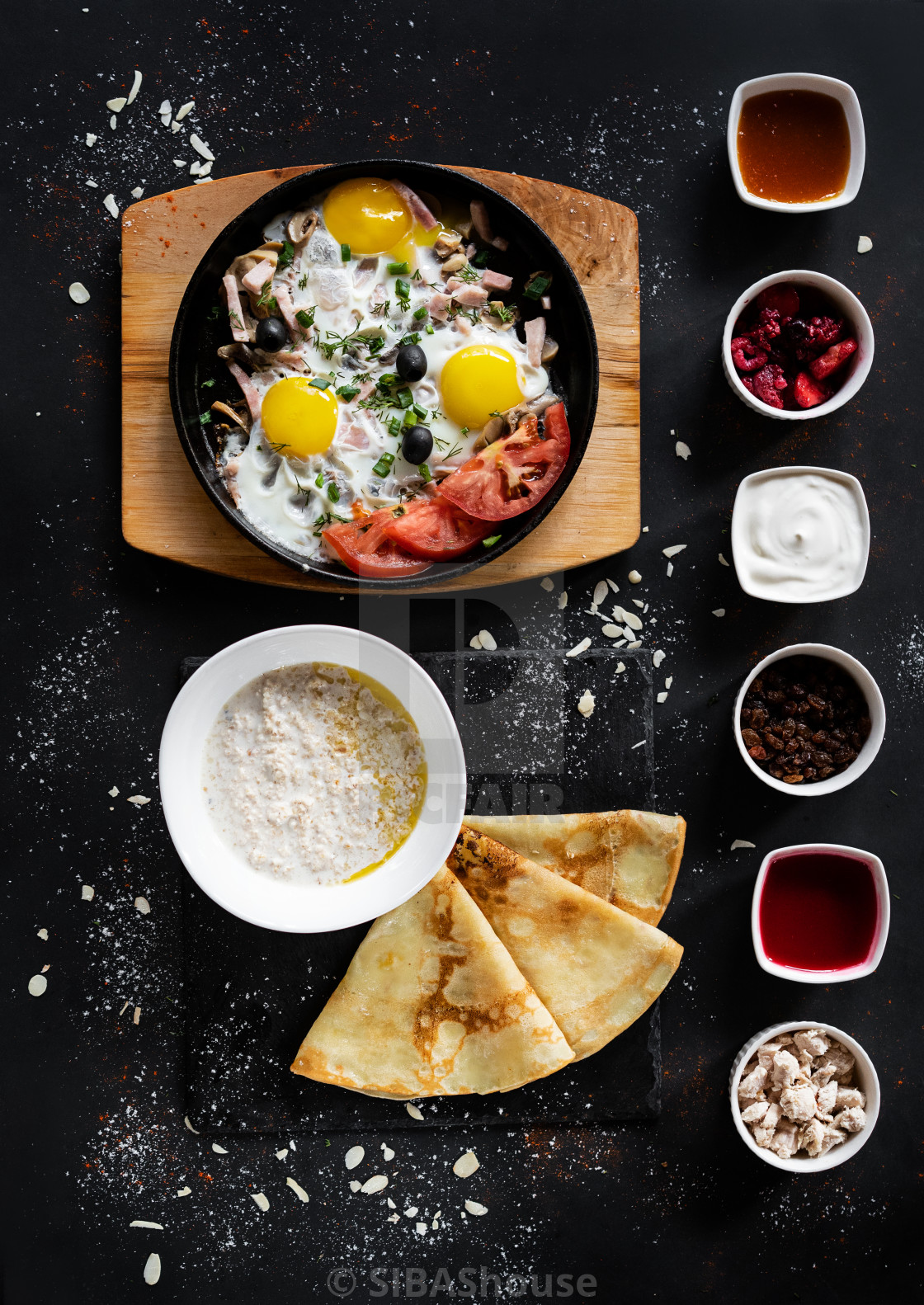 1120x1582  Завтрак концепция еды. Темный фон с кастрюлем с яйцами с овощами, ... - Лицензия, загрузка или распечатка за £ 24,80 | Фотографии | Picfair