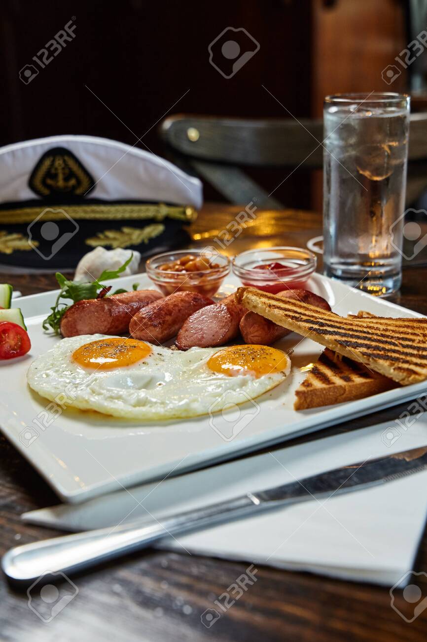 866x1300  Завтрак - яйца, тосты, колбаски, зелень фото. Морская тема и интерьер фон стоковые фото, картинки и роялти. Изображение 144606772.