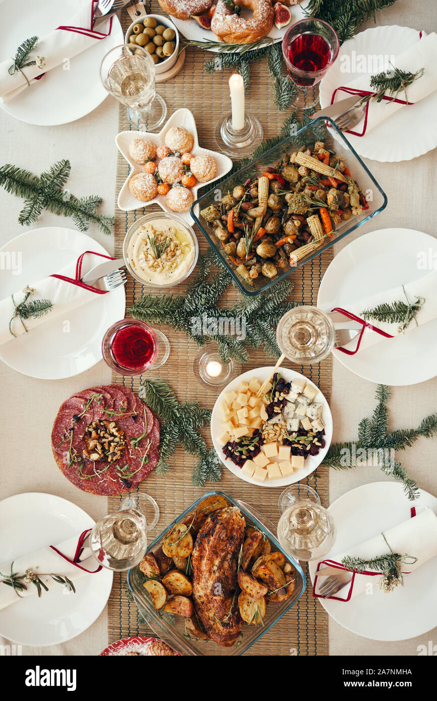 866x1390  Вид на верхний вид красивого обеденного стола, украшенный пихтами, установленные для рождественского банкет, копирование пространства Stock Photo - Alamy