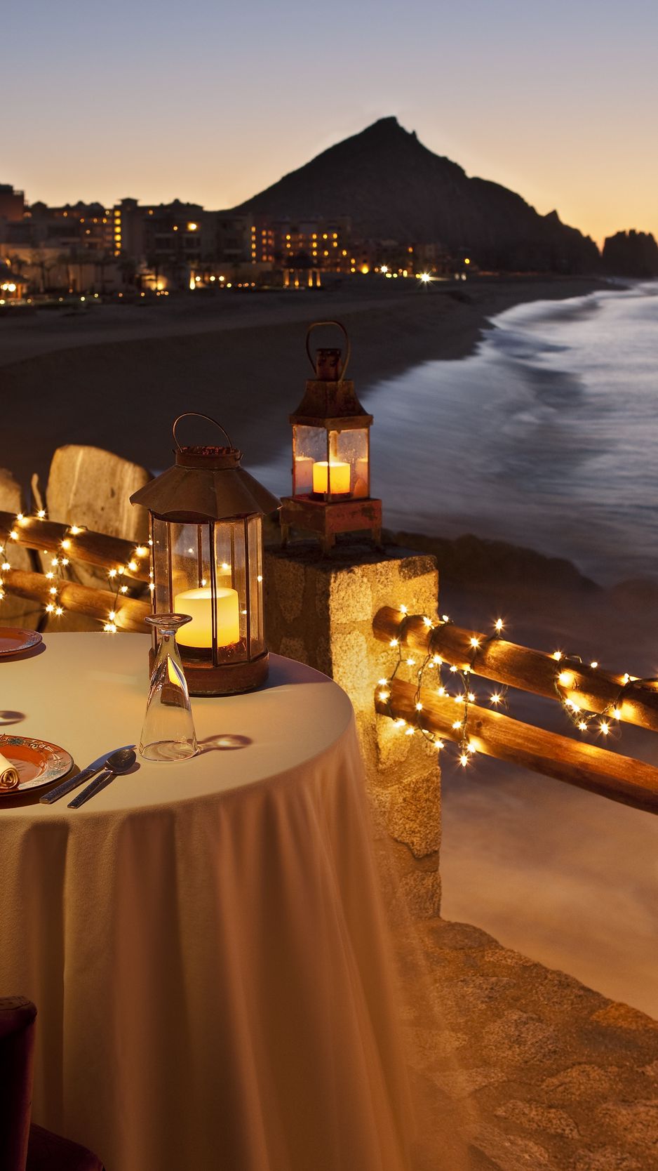 938x1668  Скачать обои 938x1668 Вечер, стол, ужин, ресторан, побережье, образ, пожары, Garland iPhone 8/7/6S/6 для Parallax HD фоновой