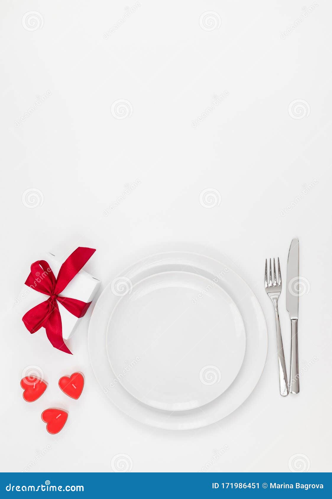 1123x1690  День Святого Валентина или романтический ужин. Праздничная романтическая обстановка стола на белом фоне Стоковой Изображение - Изображение ужина, брак: 171986451