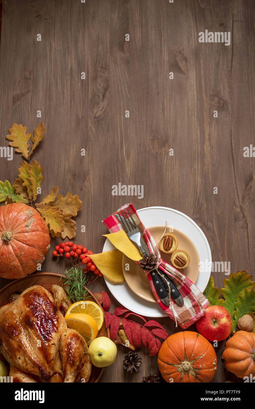 867x1390  День Благодарения на ужин с индейкой, осенними листьями, сезонными осенними фруктами, обстановкой декора и стола, видом на топ, Копируйте пространство Стоковое фото - Алами