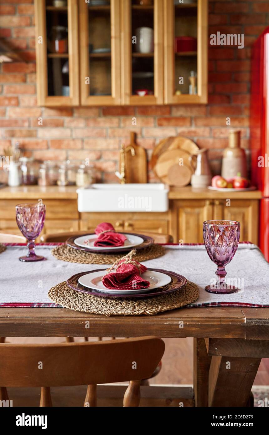859x1390  Подать на ужин на кухонном столе. Теплый кухонный фон интерьер stock photo - alamy