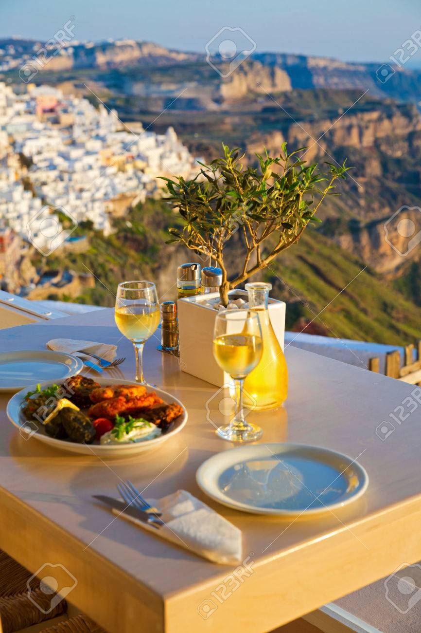 866x1300  Ужин на двоих на фоне заката. Грис, Санторини, ресторан на пляже, над вулканом сток, изображение и изображение без роялти. Изображение 58798671.