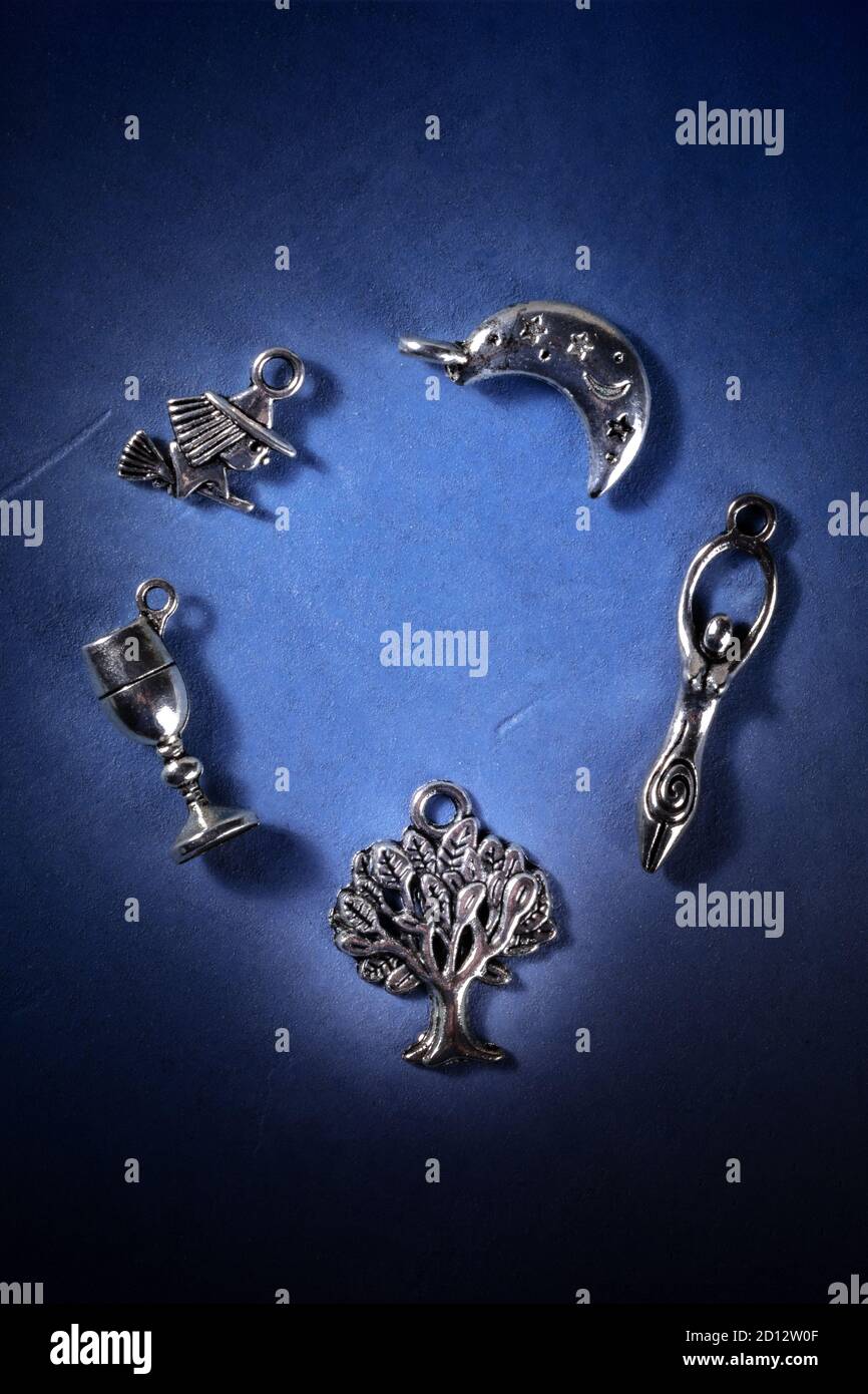 866x1390  Паганский шаблон дизайна, рамка колдовства амулетов. Ведьма, богиня, луна, дерево, серебряные амулеты чаши в круге на темно -синем фоне Сток -Фото - Алами