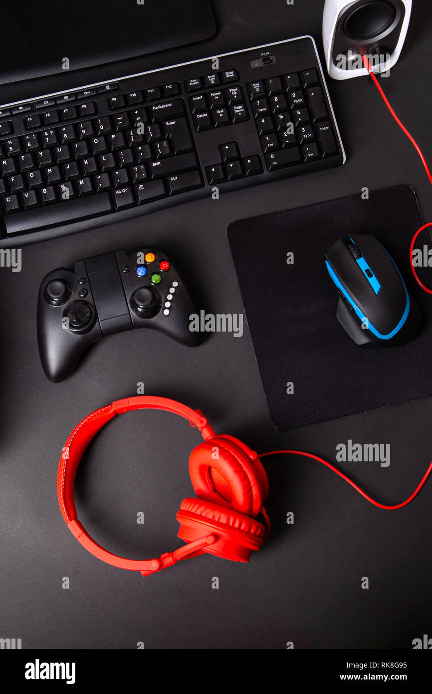 866x1390  Вверху просмотр игрового снаряжения, мышь, клавиатура, джойстик, гарнитура, виртуальная гарнитура на черном фоне стола Stock Photo - Alamy