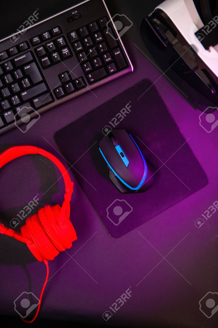 866x1300  Вверху просмотреть игровое снаряжение, мышь, клавиатура, джойстик, гарнитура, виртуальная гарнитура на черном фоне стола. Геймер рабочей области концепция. Сток -фото, картинки и роялти. Изображение 115953448.