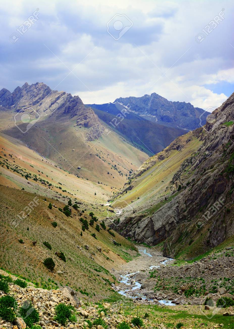 927x1300  Ландшафт красивых горов высокого вентилятора в Таджикистане на голубом облачном небе фона Стоковое фото, картинка и изображение без роялти. Изображение 84782675.