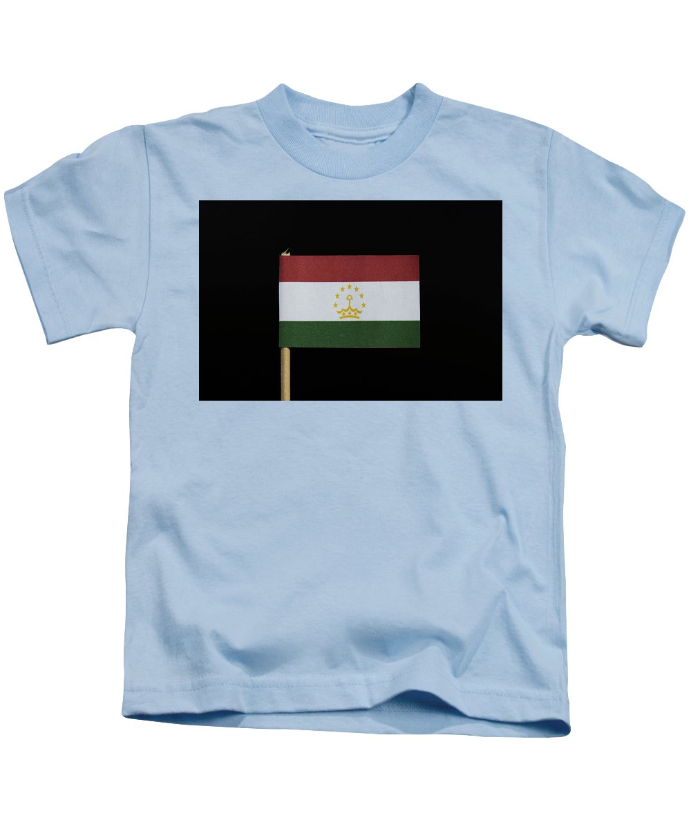 1000x1200  Национальный флаг Таджикистана на зубочистке на черном фоне. Горизонтальная триколовая футболка с красной, белой и зеленой детской футболкой от Vaclav Sonnek - Пиксели