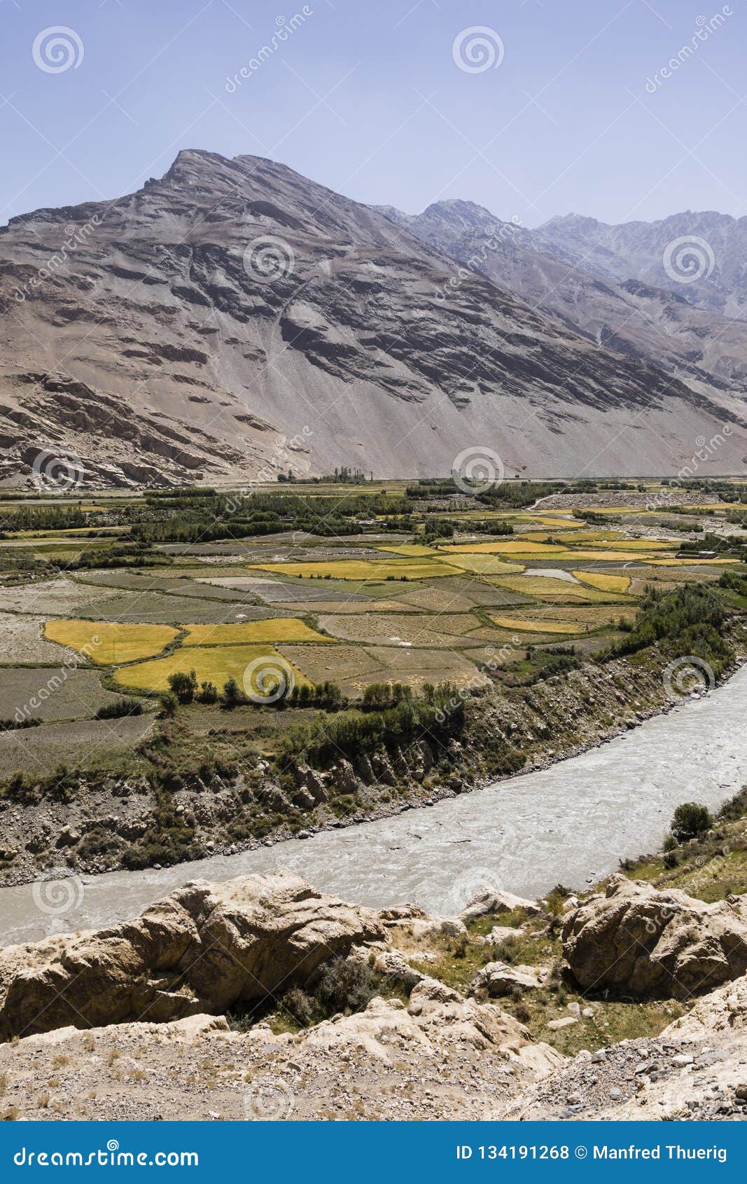 1067x1690  Плодородная долина Вахан с рекой Пандж недалеко от Вранга в Таджикистане. Горы на заднем плане - индуистский куш в Афганистане Сток -Фото - Изображение Ишкашима, Природа: 134191268