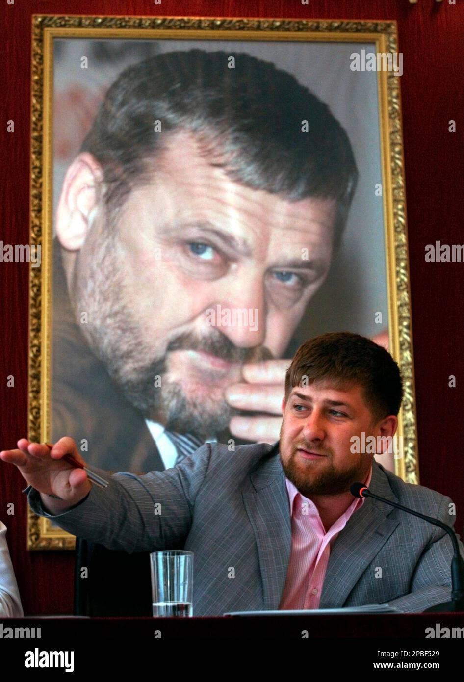 946x1390  Чеченский президент Рамзан Кадиров выступает во время встречи в Гудермерсе, Чечня, в среду, 30 мая 2007 г.