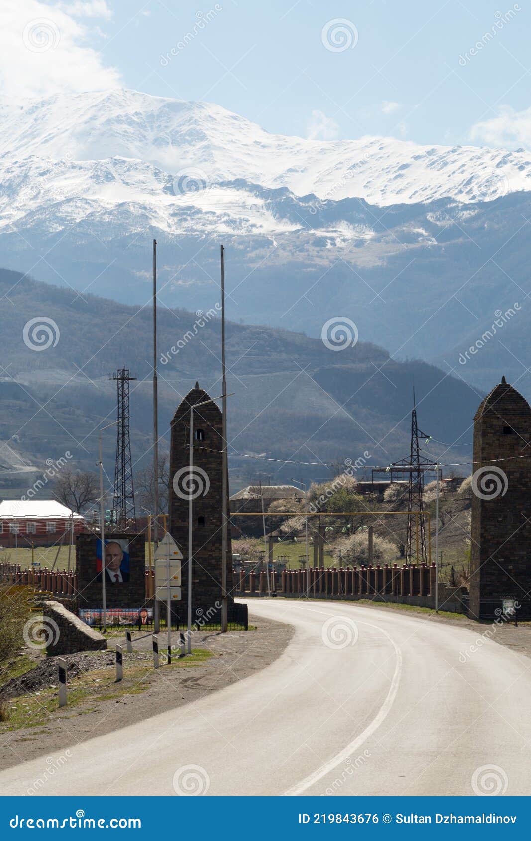 1067x1690  Дорога I горы Чечни весной. Редакционная фотография - изображение Снежного, Ведучи: 219843676