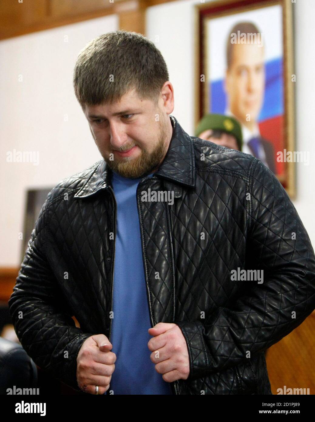 1038x1390  Рамзан Кадиров, президент Чечня, встречается в мэрии, с портретом президента России Дмитрий Медведев на заднем плане, в чеченской столице Грозни, 16 декабря 2009 года. Россия.