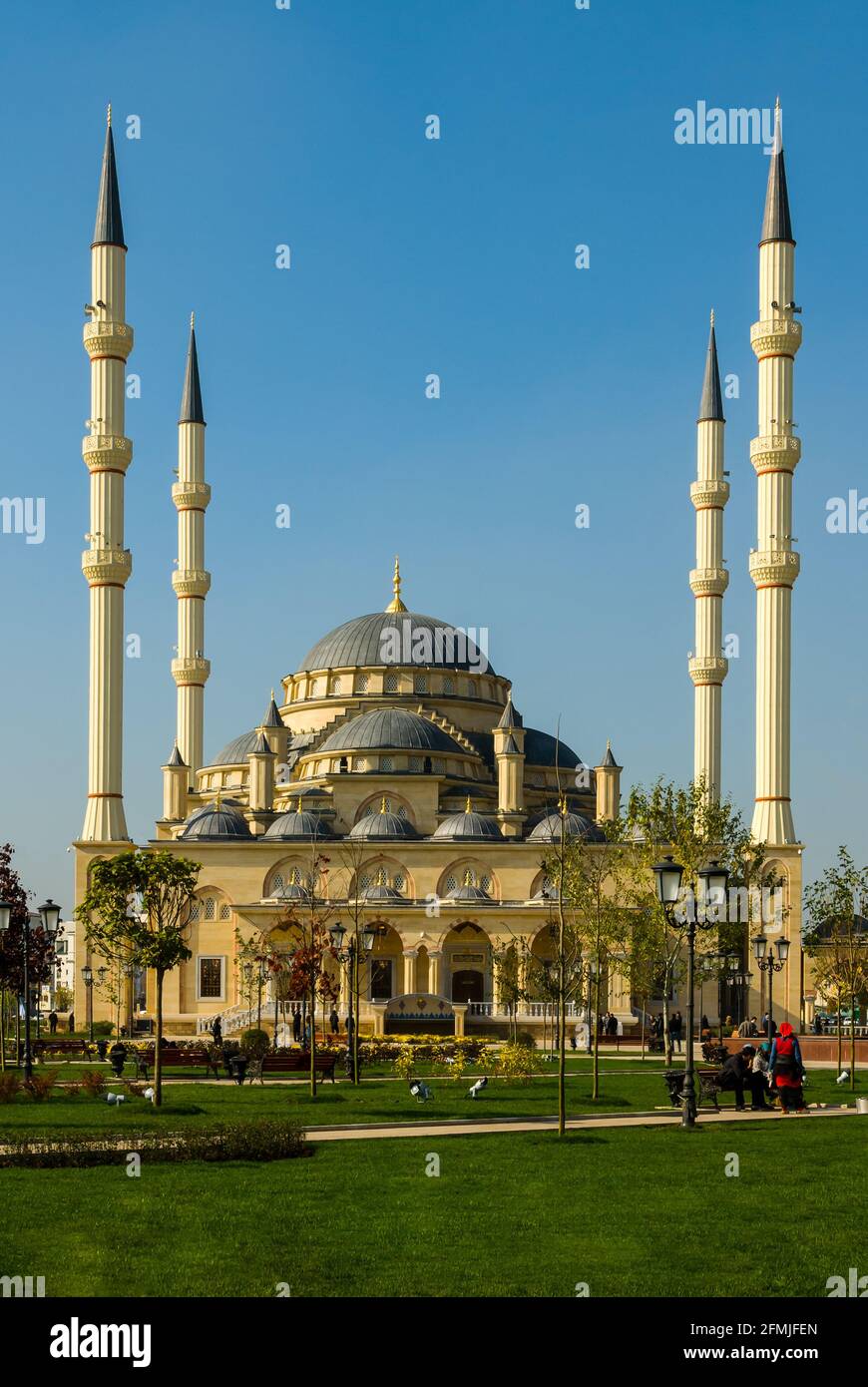 870x1390  Грозни, Республика Чечня, Россия - 29 октября 2008 года: главная мечеть чеченской Республики - \