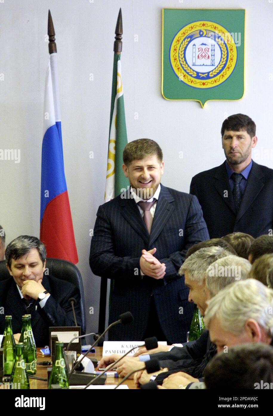 915x1390  Рамзан Кадиров, центр, выступает на собрании чеченского парламента в Грозни, Чечня, в субботу, 4 марта 2006 года. Парламент Чечни в субботу единогласно утвердил Рамзан Кадиров, глава тени