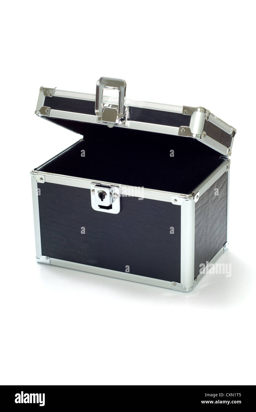 863x1390  Пустая безопасная сундук или коробка для хранения на белом фоне, скопировать место на коробке или грудь Stock Photo - Alamy