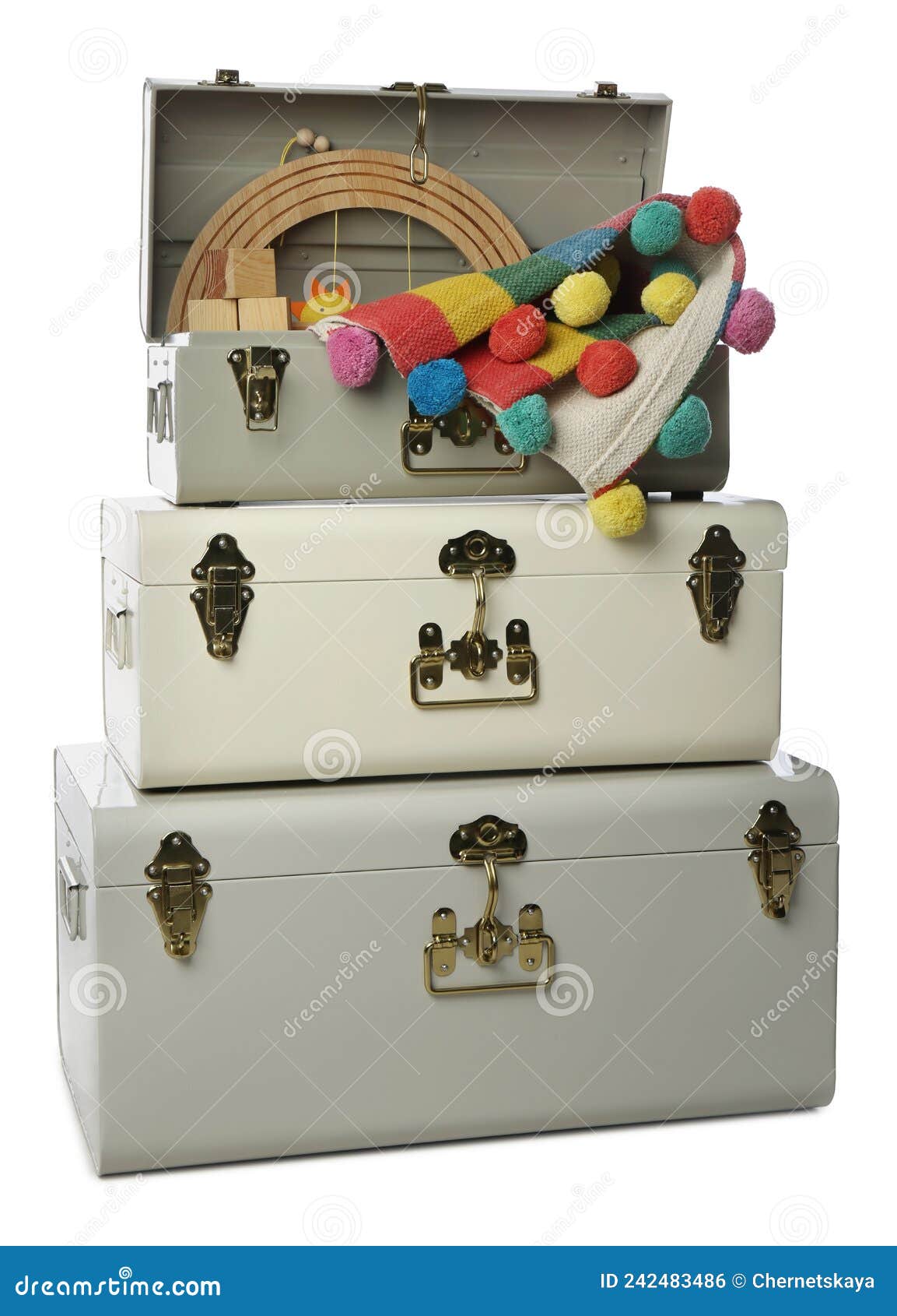 1153x1690  Стильные стволы хранения с дочерними аксессуарами на белом фоне. Внутренние элементы Stock Photo - изображение багажа, мода: 242483486