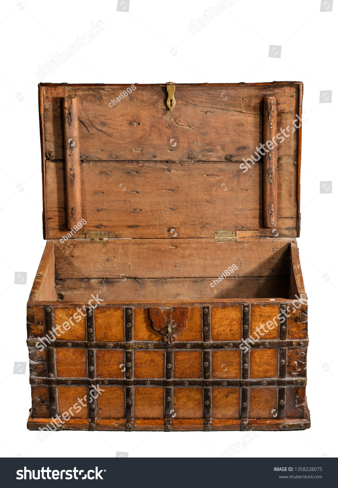 1110x1600  Деревянный металлический ремешок Древнее хранение грудной клетки Стоковое фото 1358228075 | Shutterstock