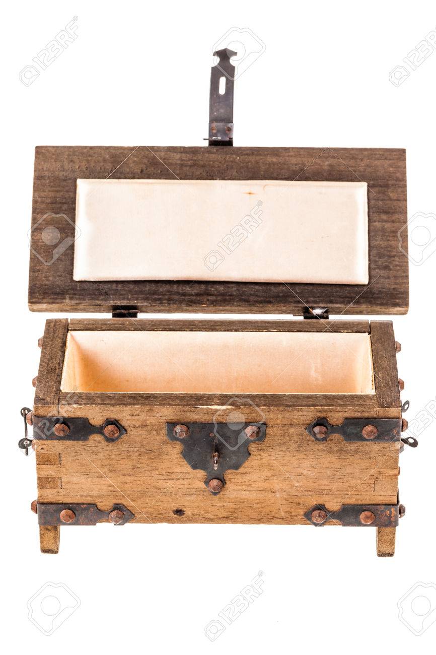866x1300  Древний деревянный средневековой кофер, изолированный на белом фоне стоковой фотографии, картинки и изображения без роялти. Изображение 60367827.