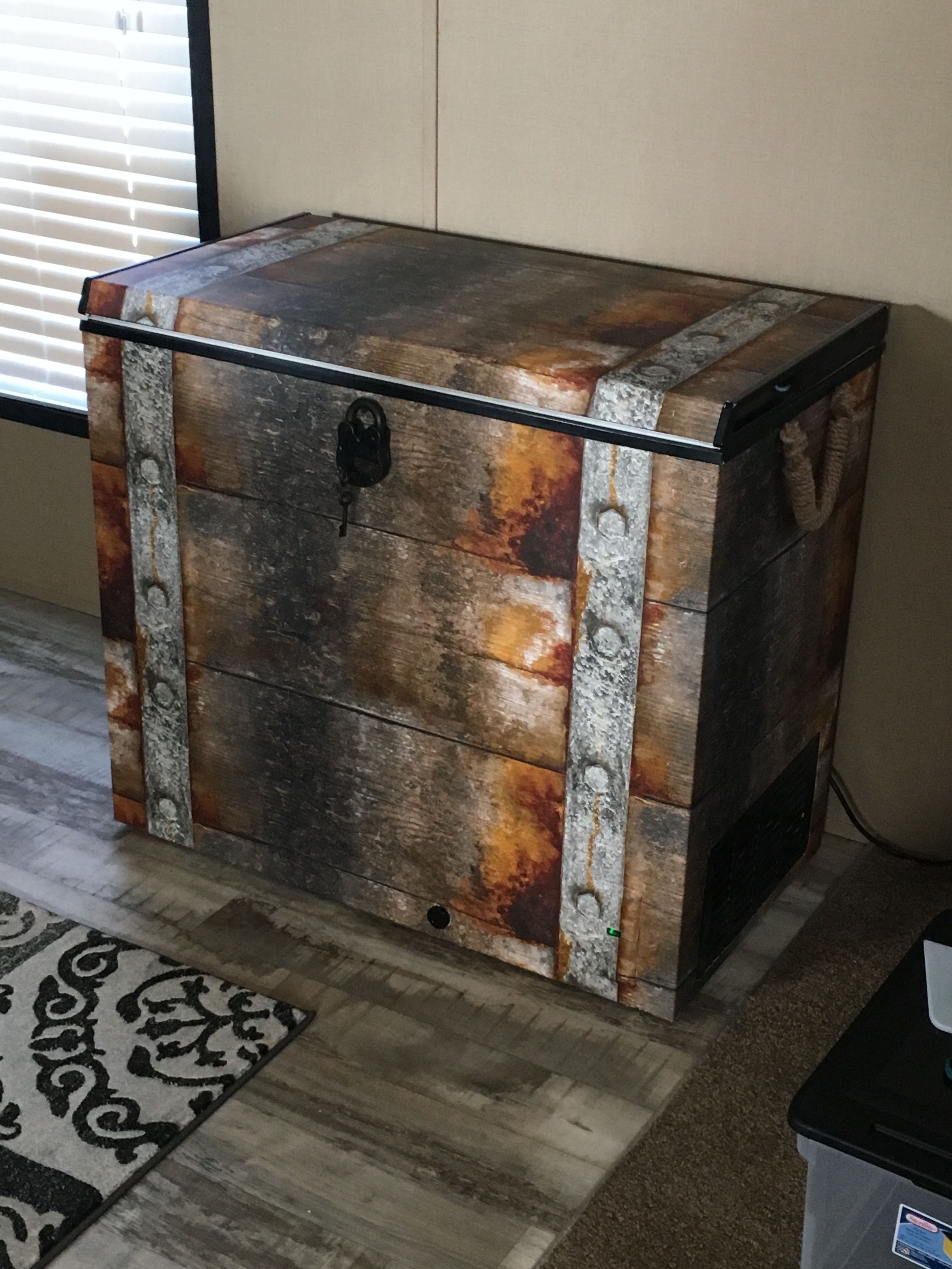 3024x4032  Стена окулала мою морозильную камеру и добавил веревку и замок, чтобы она выглядела как настоящий сундук. Нашел… | Скрытие глубокой морозильной камеры, морозильник для груди, как скрыть глубокий морозильник