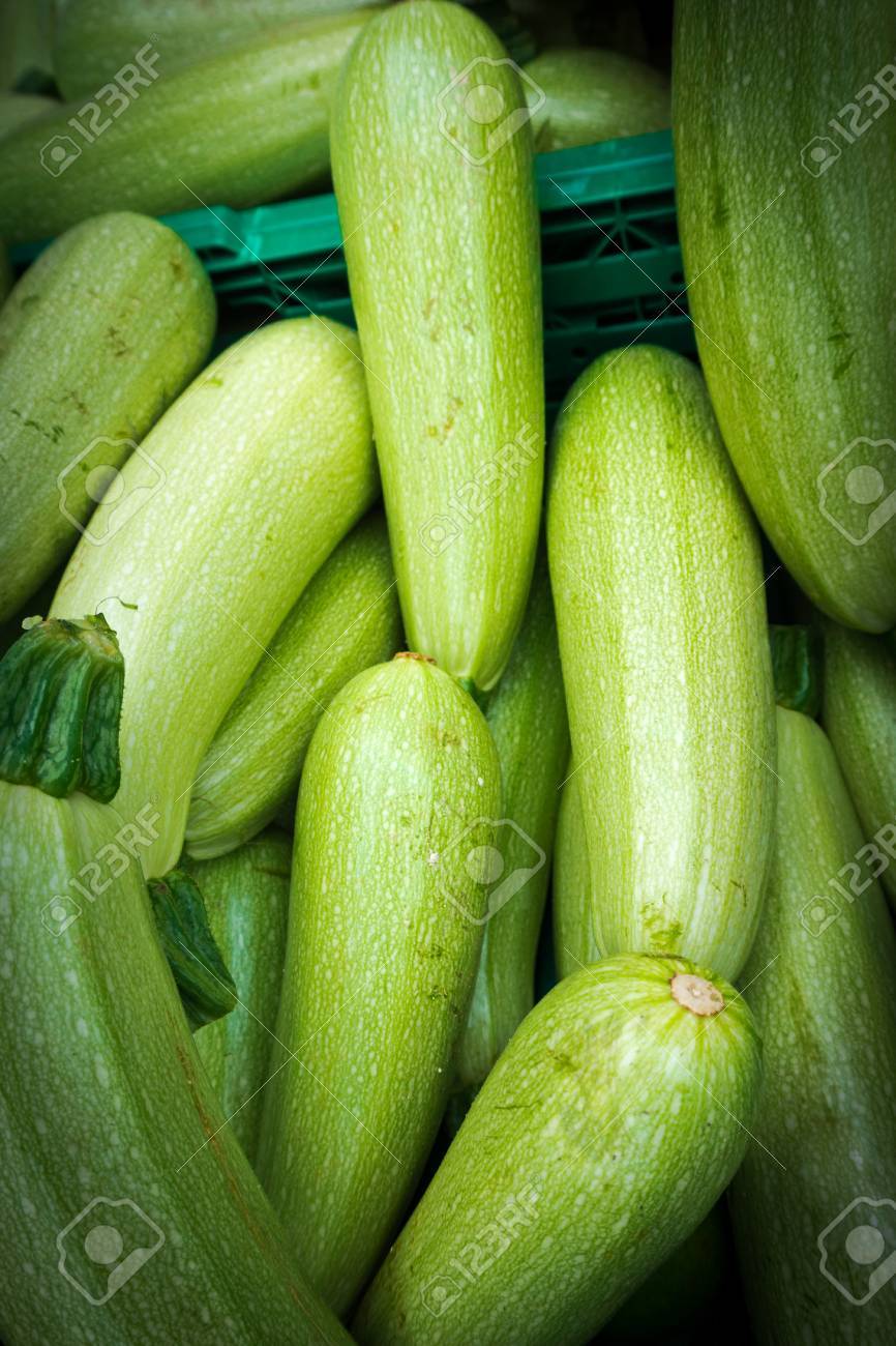 866x1300  Свежий зеленый цуккини. Цуккини Фон Сток -Фото, изображение и роялти. Изображение 55655008.