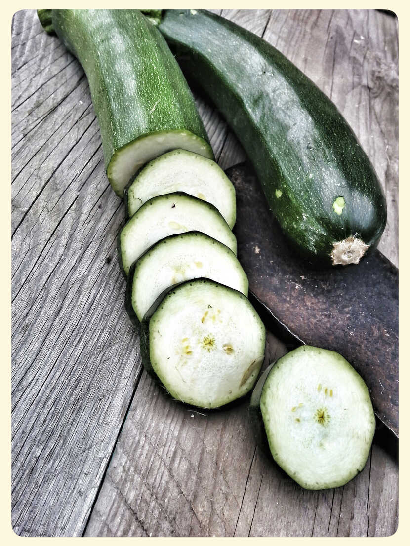 830x1106  Цуккини, старый нож, деревянный фон, студия Стоковое фото