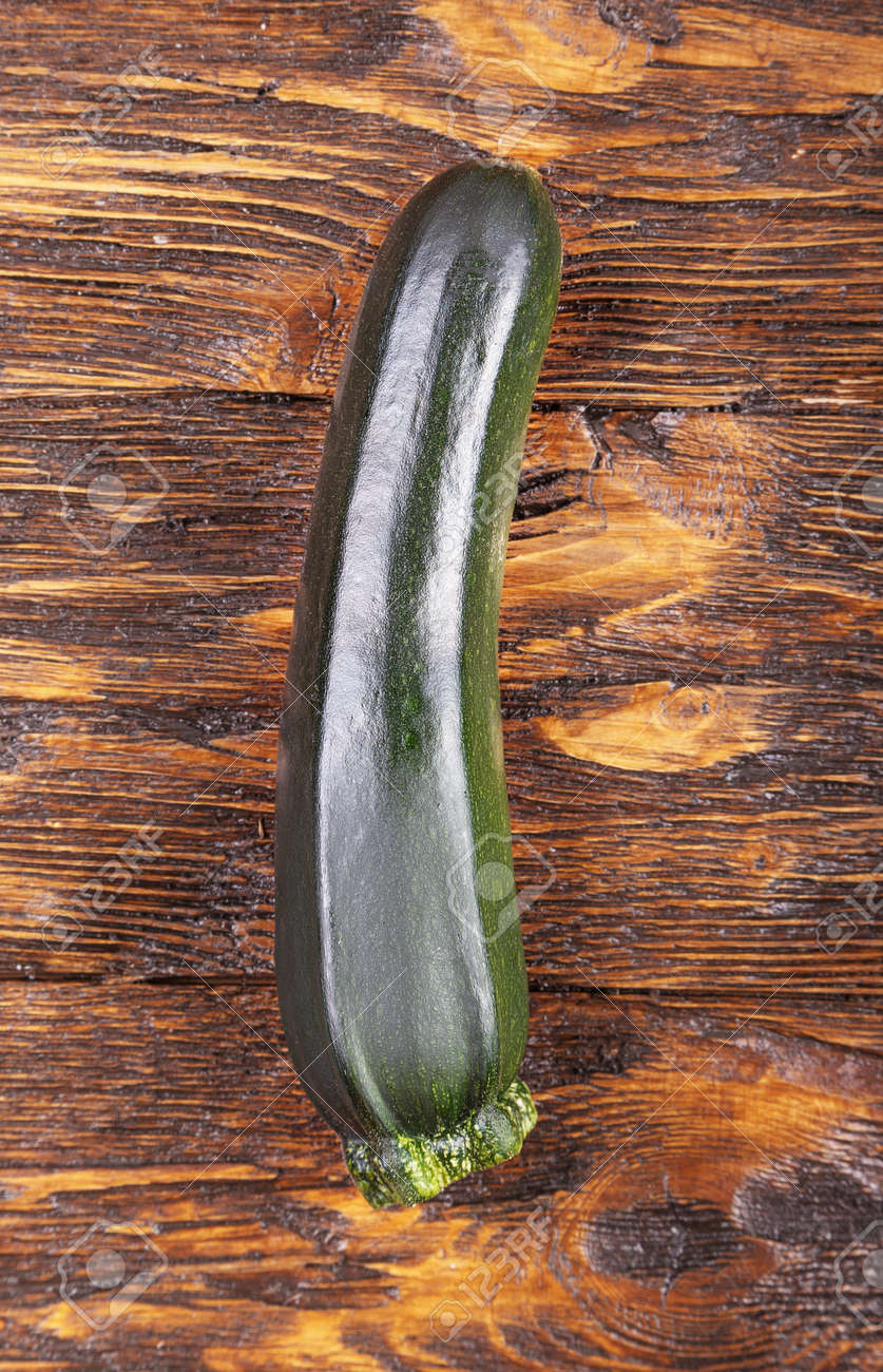 837x1300  Свежий цуккини на натуральном коричневом деревянном фоне. Цуккини вертикально. Сток -фото, картинки и роялти. Изображение 61572333.