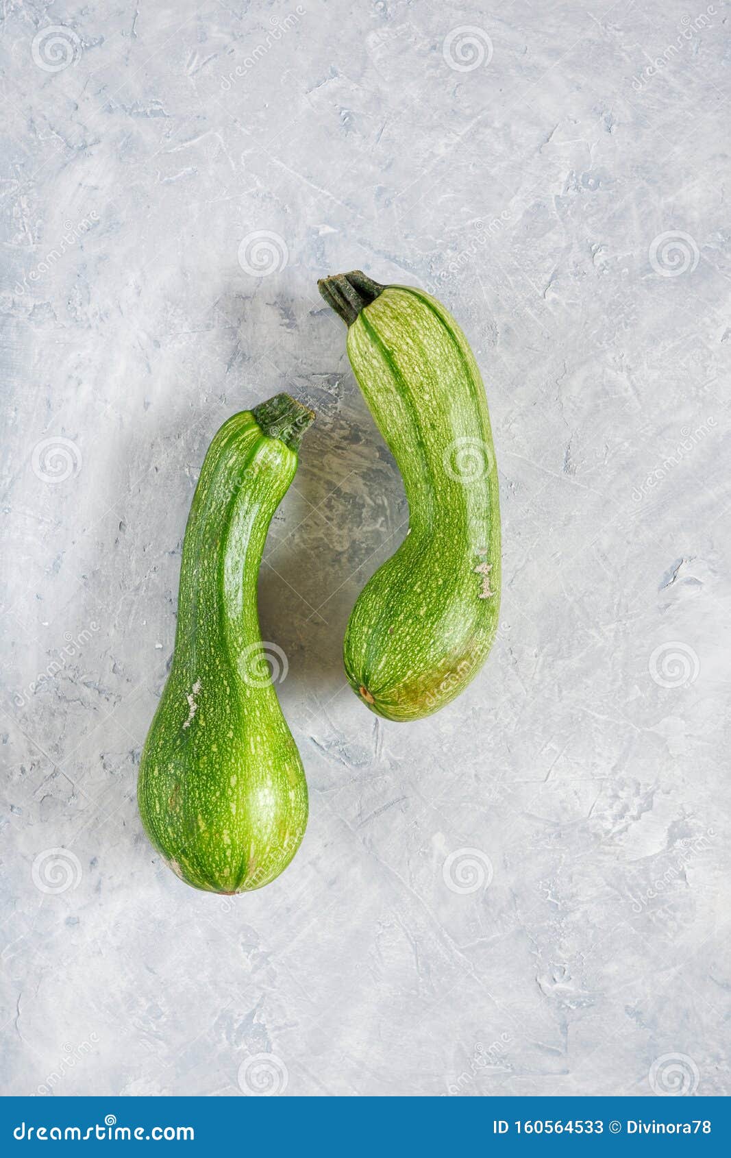 1067x1690  Два избалованных цуккини на сером фоне. Стоковое изображение - изображение еды, ненормальное: 160564533