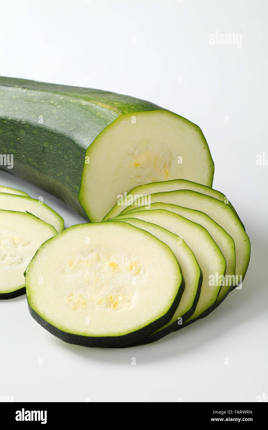 866x1390  нарезанный свежий цуккини на белом фоне Стоковая фото - Alamy