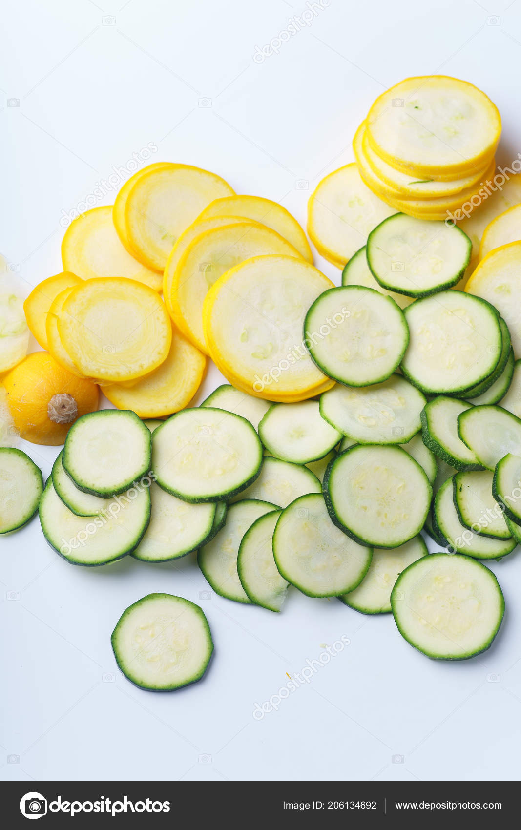 1067x1700  Куча нарезанный желтый сквош зеленый цуккини белый фон сток фото от © asinskki 206134692