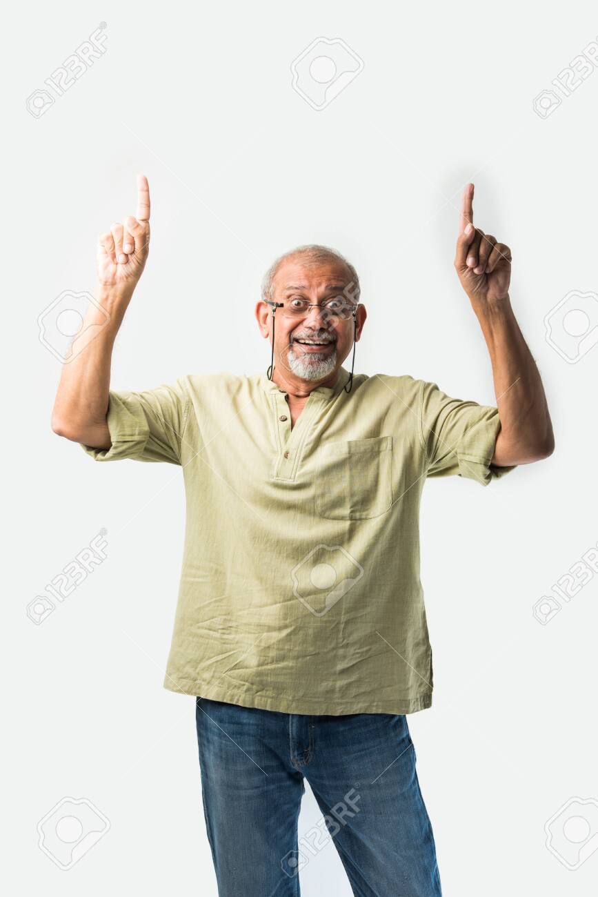 867x1300  Азиатский индейский старший или старик, представляющий пустое пространство, выступая на белом фоне. Изображение 157679021.