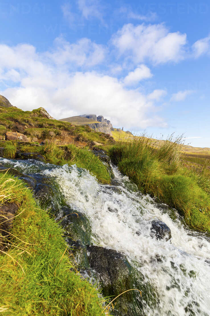 737x1106  Великобритания, Шотландия, остров Скай, Водопад со стариком Сторра в фоновом запасе