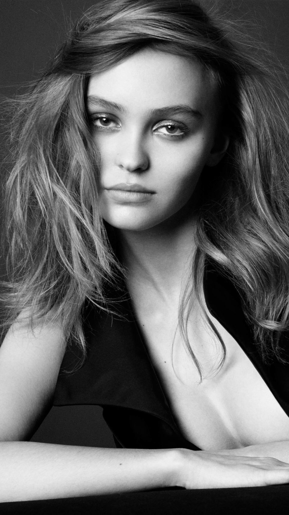 950x1689  Lily Rose Depp Black \ U0026 White 4K Ultra HD Мобильные обои