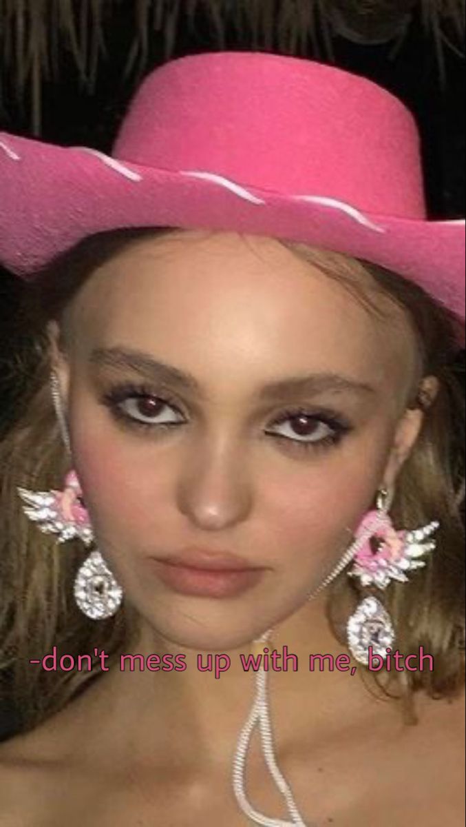 677x1200  Лили Роуз Депп обои