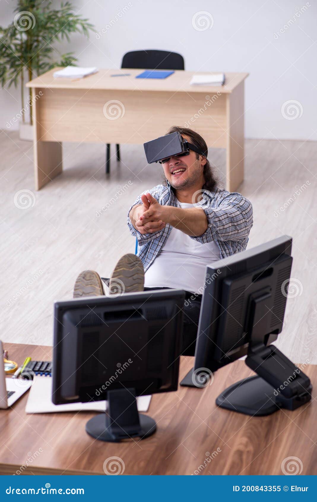 1068x1690  Специалист по ИТ молодого мужчины, работающий в офисном изображении - изображение офиса, программирование: 200843355