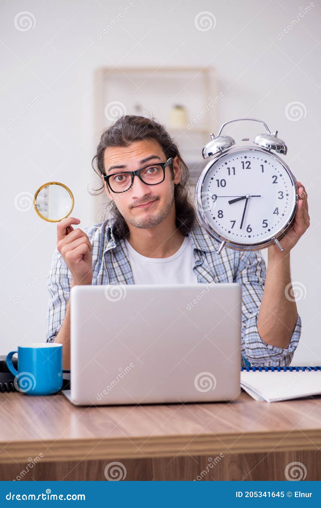 1068x1690  Молодой мужской ИТ -специалист, работающий в офисном изображении - изображение компьютера, ноутбук: 205341645